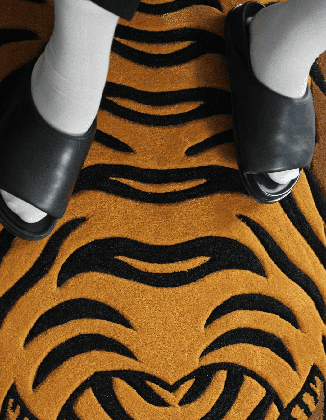 'TIBETAN TIGER HUNTING SHAPE' BORDER RUG - Image 2