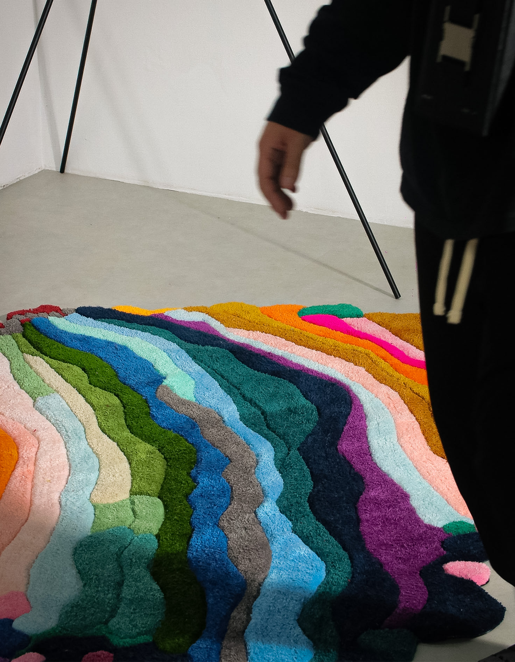 'FLOW' CARVED RUG - Image 5